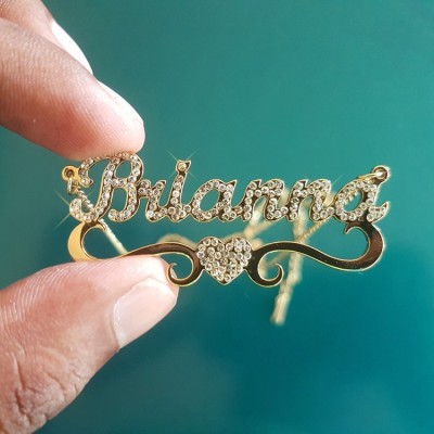 Collar personalizado con nombre brillante con decoración de corazón