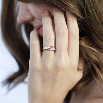 Anillo de promesa con piedra natal grabada personalizada de plata esterlina S925 para ella